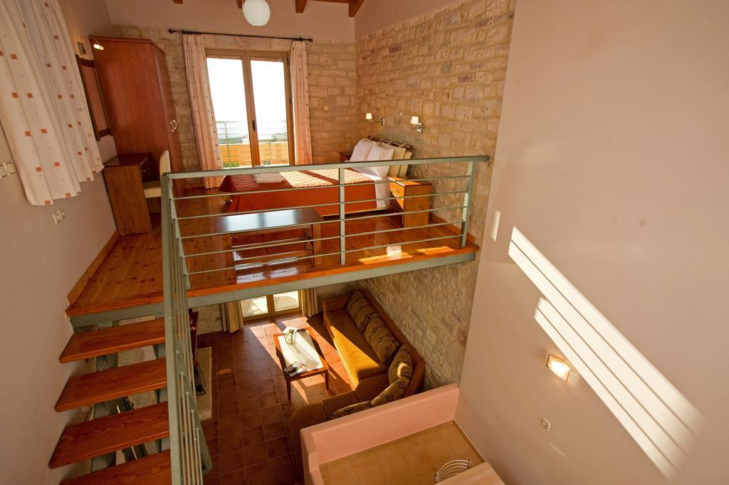 Enastron Villas Kyparissia Oda fotoğraf