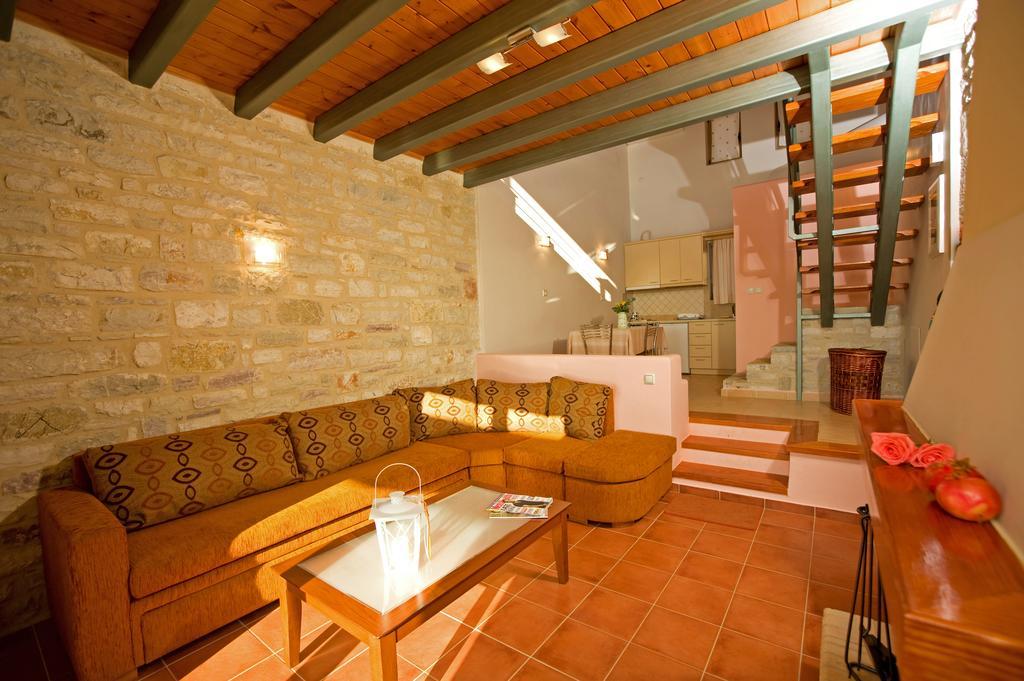 Enastron Villas Kyparissia Oda fotoğraf